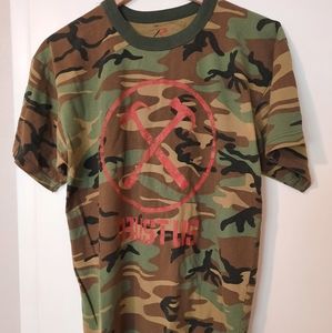 Band t-shirt: Roger Walters The Wall Live Tour